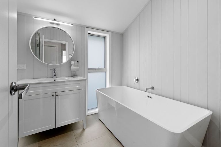 Photo of property in 2/39 Old Lake Road, Narrow Neck, Auckland, 0624