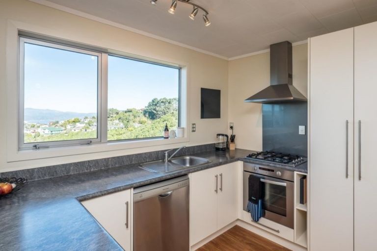 Photo of property in 12b Bayswater Place, Newlands, Wellington, 6037
