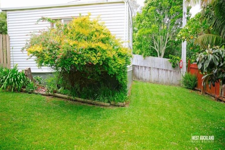 Photo of property in 2/76 Kaurilands Road, Titirangi, Auckland, 0604