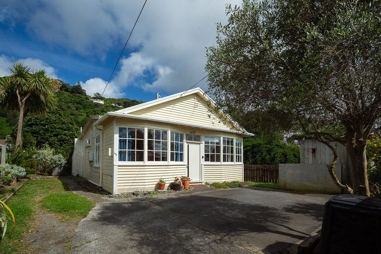 Photo of property in 174 Queens Drive, Lyall Bay, Wellington, 6022