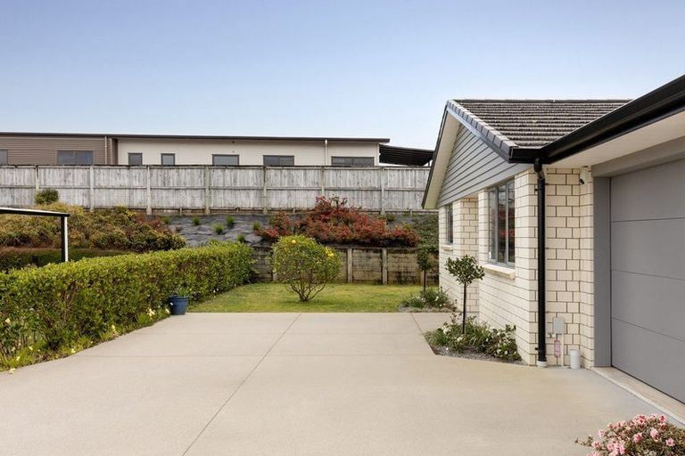 Photo of property in Waterview Estate, 2/4 Greystone Place, Omokoroa, 3114