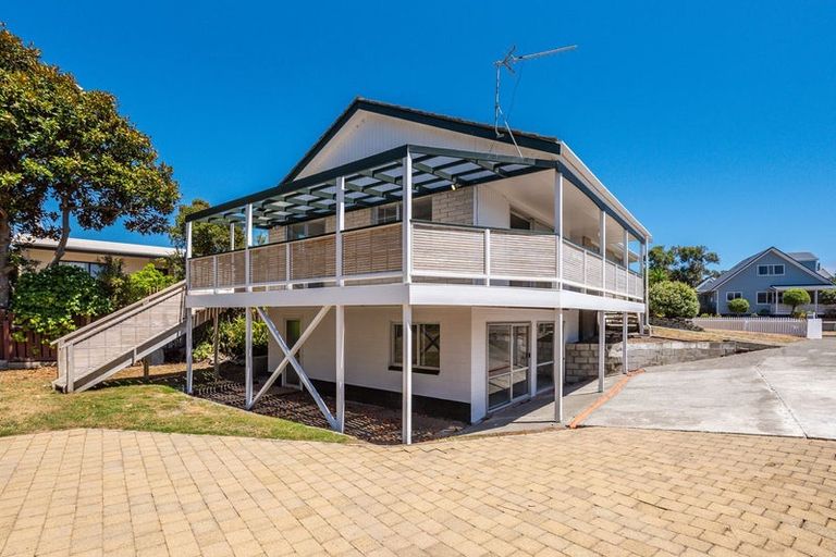 Photo of property in 198 Tutere Street, Waikanae Beach, Waikanae, 5036