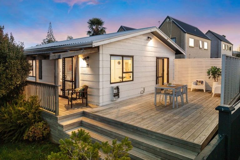 Photo of property in 2/7 Eskdale Road, Birkdale, Auckland, 0626