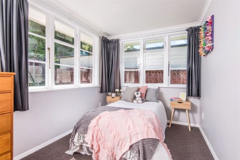 Photo of property in 37a Victory Crescent, Tawa, Wellington, 5028