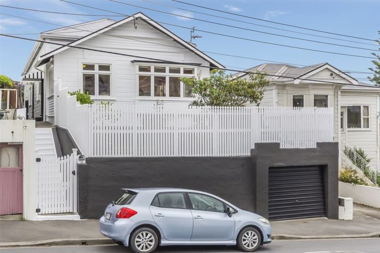 Photo of property in 42 Porritt Avenue, Mount Victoria, Wellington, 6011