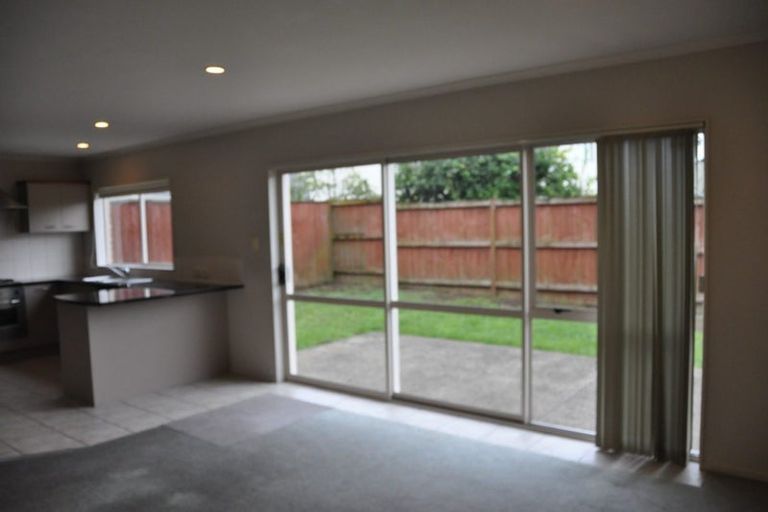 Photo of property in 42 Lilybank Crescent, East Tamaki, Auckland, 2013