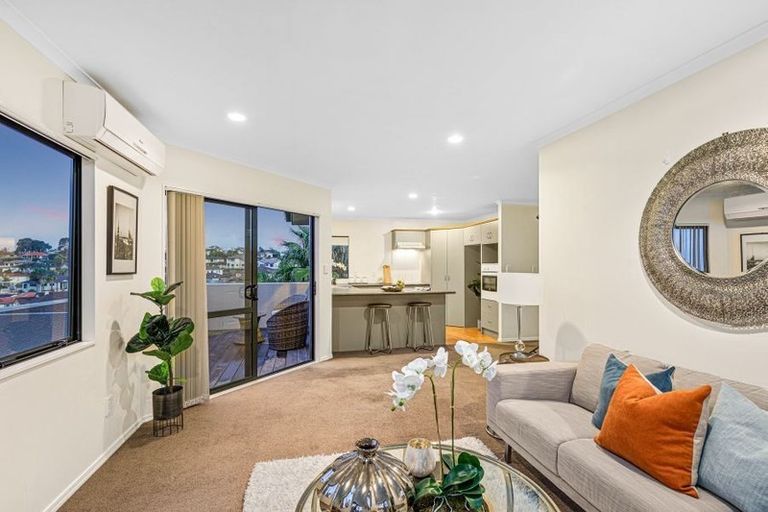 Photo of property in 62a Hogarth Rise, West Harbour, Auckland, 0618