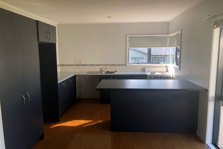 Photo of property in 5 Angeline Place, Massey, Auckland, 0614