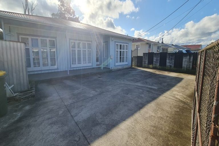 Photo of property in 6 Kingdale Road, Henderson, Auckland, 0610