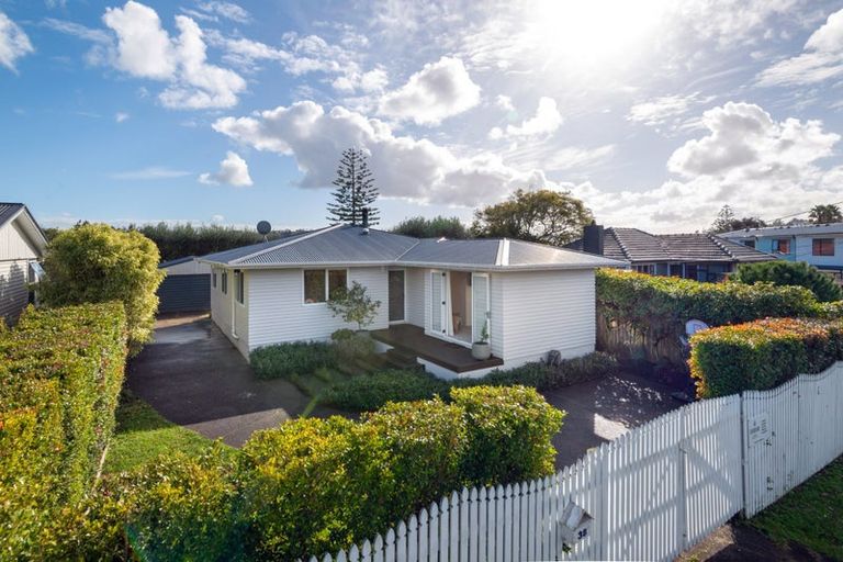 Photo of property in 38 Lancaster Road, Beach Haven, Auckland, 0626