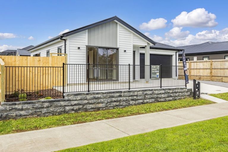 Photo of property in 13 Mcindoe Road, Kumeu, 0810