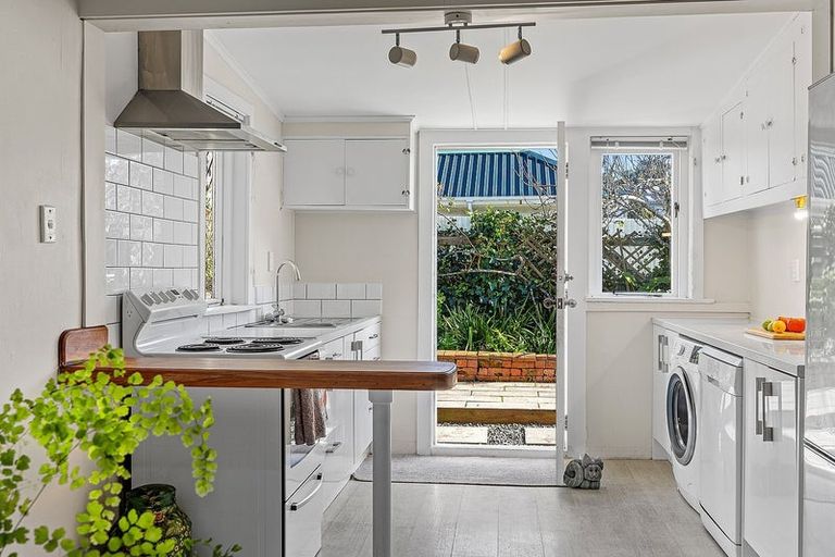 Photo of property in 10 Rimu Road, Kelburn, Wellington, 6012