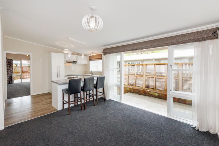 Photo of property in 17 Wikiriwhi Crescent, Awapuni, Palmerston North, 4412