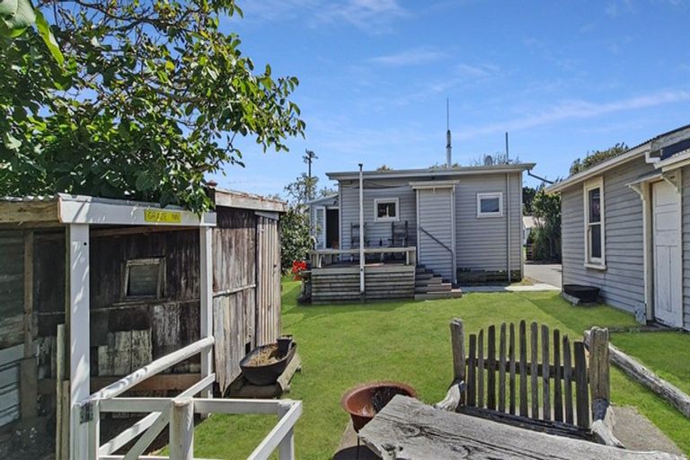 Photo of property in 1933 Parewanui Road, Parewanui, Bulls, 4894