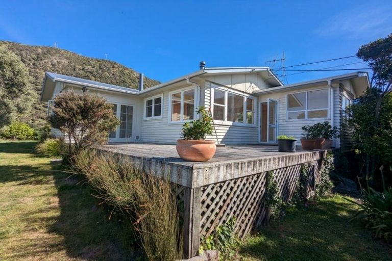 Photo of property in 46 Wellington Road, Paekakariki, 5034