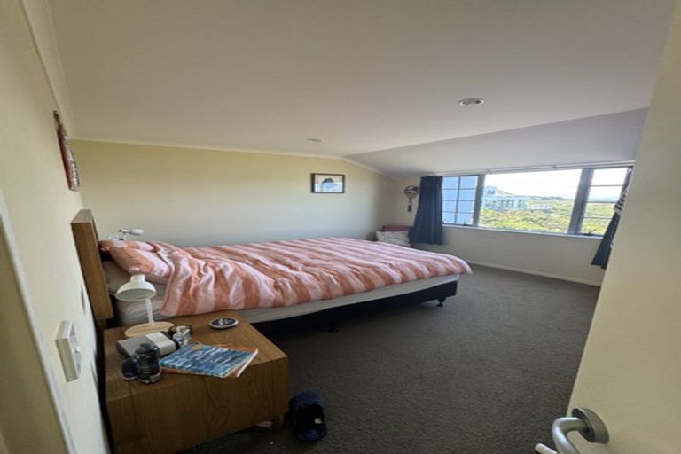 Photo of property in 36b Tamworth Crescent, Newlands, Wellington, 6037