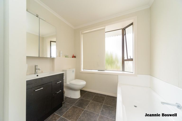 Photo of property in 14 Wikiriwhi Crescent, Awapuni, Palmerston North, 4412