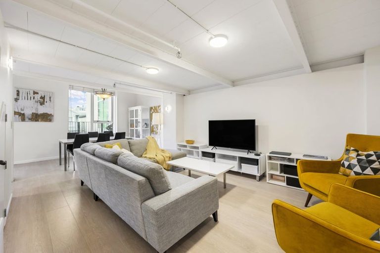 Photo of property in Stadium Garden Flats, 102/107 Thorndon Quay, Pipitea, Wellington, 6011