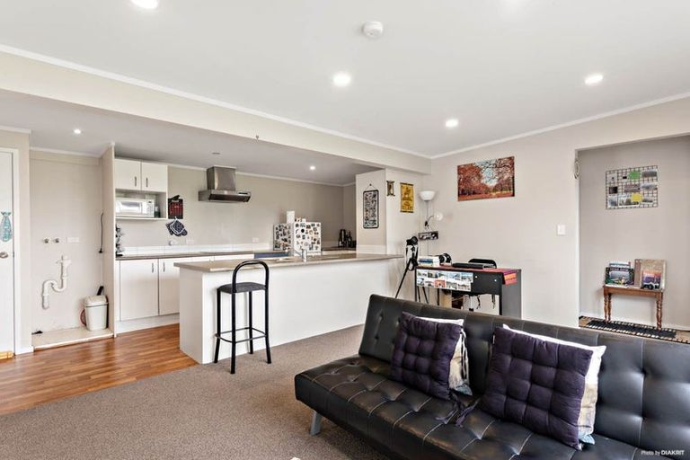 Photo of property in 15 Ozich Avenue, Te Atatu South, Auckland, 0610