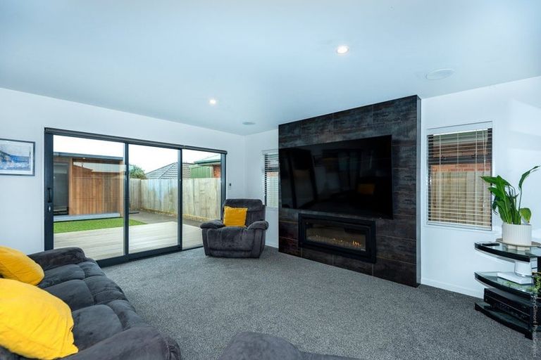 Photo of property in 14 Blue Gum Place, New Brighton, Christchurch, 8083