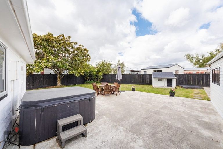 Photo of property in 22 Lyndale Place, Kelvin Grove, Palmerston North, 4414