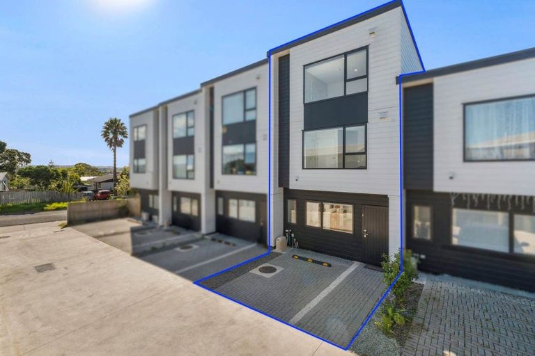 Photo of property in 4d Flaunty Place, West Harbour, Auckland, 0618