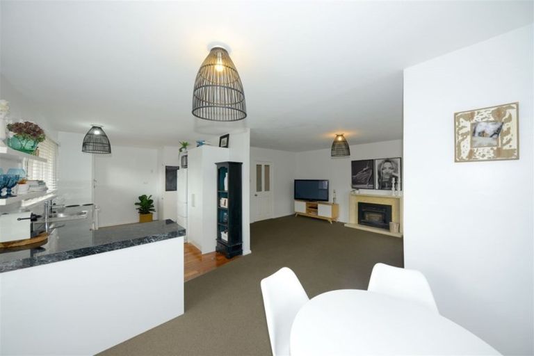 Photo of property in 338 Memorial Avenue, Burnside, Christchurch, 8053