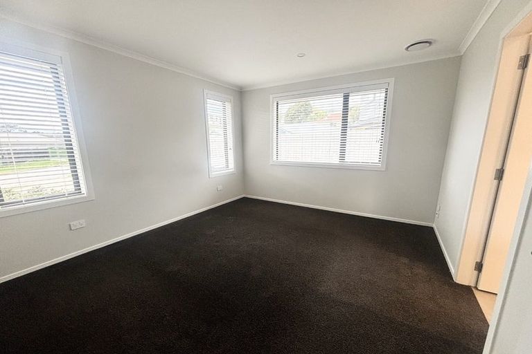 Photo of property in 5 Rewarewa Way, Timberlea, Upper Hutt, 5018