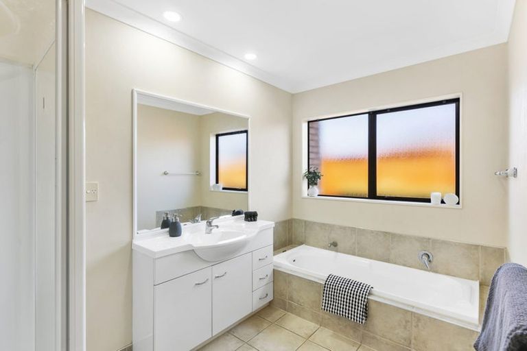 Photo of property in 4 Raphoe Road, Flat Bush, Auckland, 2019