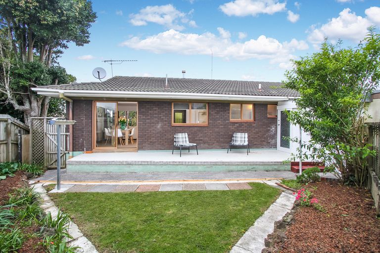 Photo of property in 1/127 Golf Road, Titirangi, Auckland, 0600