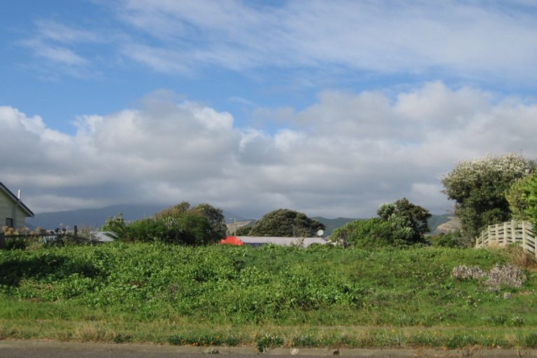 Photo of property in 166 Tutere Street, Waikanae Beach, Waikanae, 5036