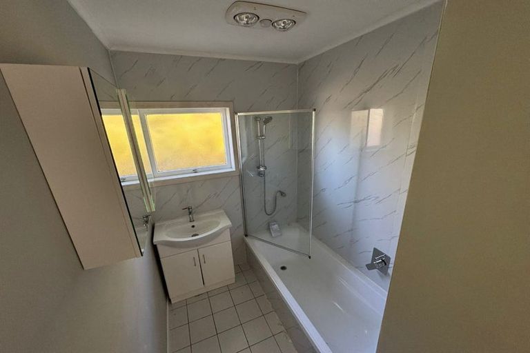 Photo of property in 24 Stokes Avenue, Te Atatu Peninsula, Auckland, 0610
