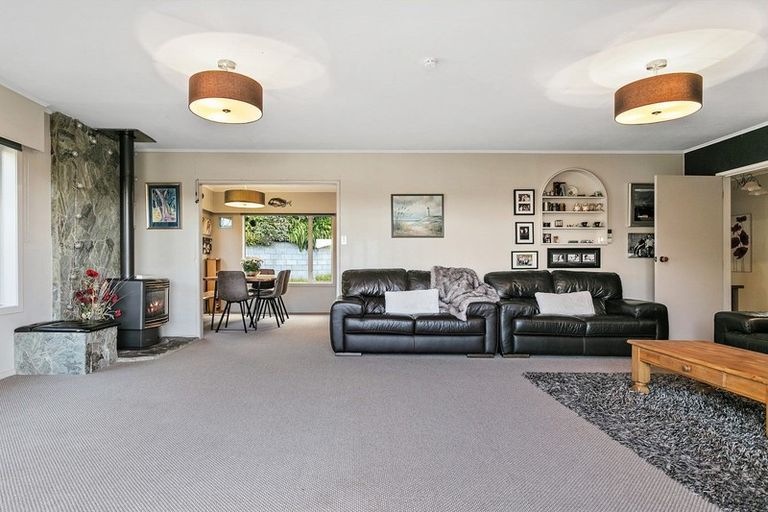 Photo of property in 2/13 Scenic Heights, Acacia Bay, Taupo, 3330