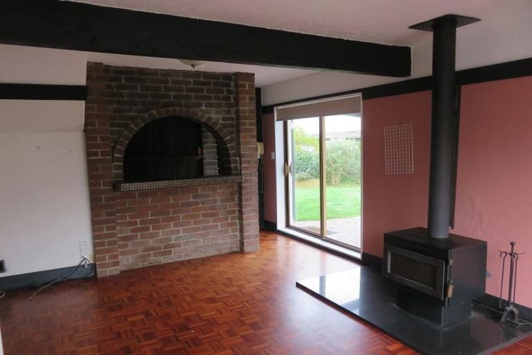 Photo of property in 102 Churton Drive, Churton Park, Wellington, 6037