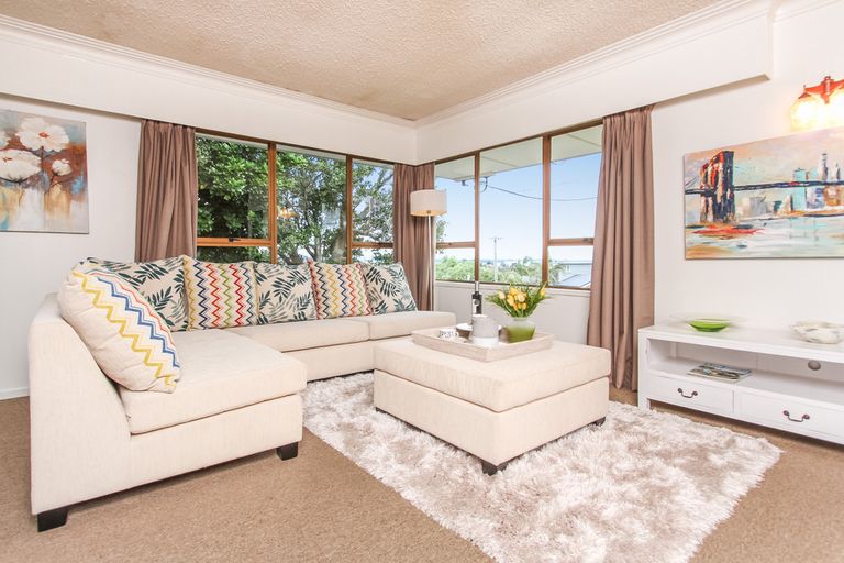 Photo of property in 1/127 Golf Road, Titirangi, Auckland, 0600