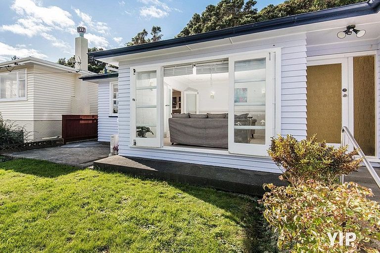 Photo of property in 23 Omega Street, Newlands, Wellington, 6037