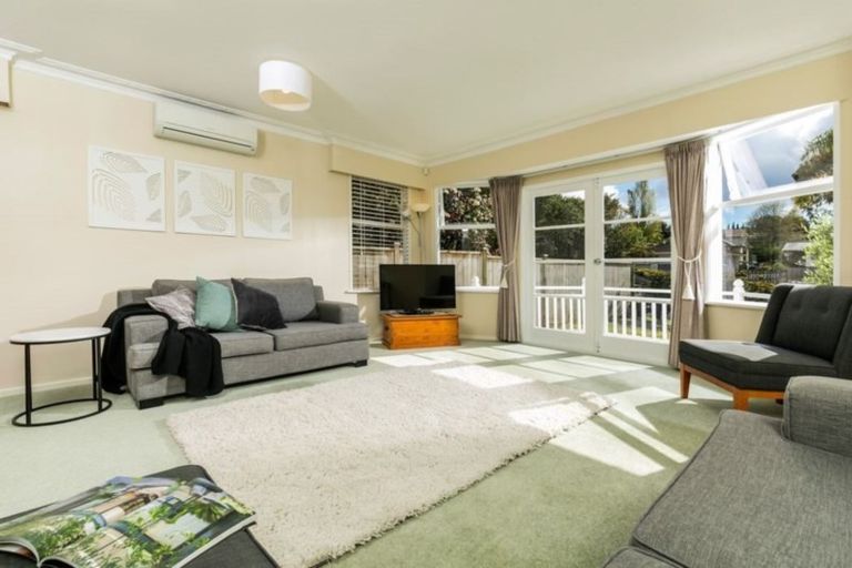 Photo of property in 52 Normanton Street, Glenfield, Auckland, 0629