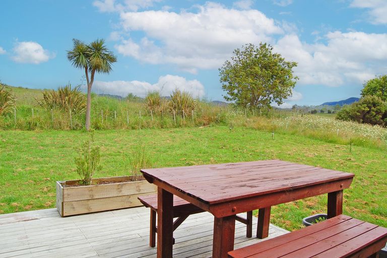 Photo of property in 17 Ranganui Road, Kaiwaka, 0573