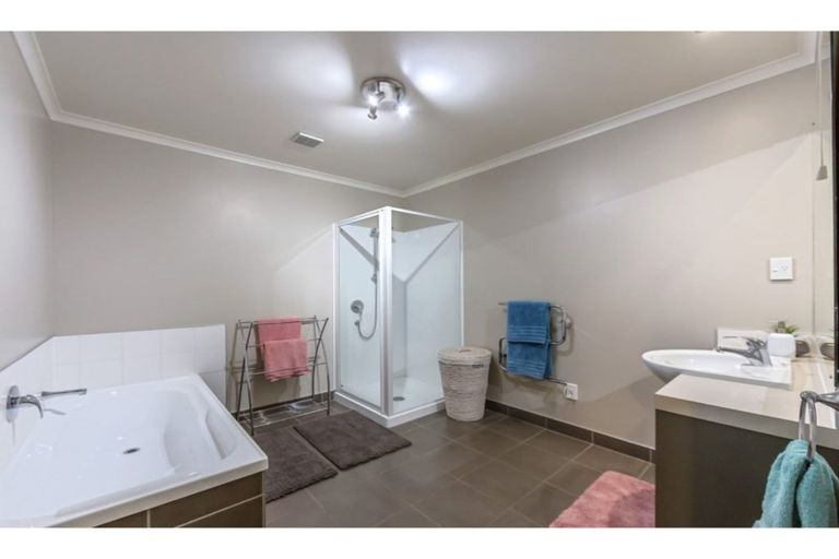 Photo of property in 9 Kingtide Place, Red Beach, 0932