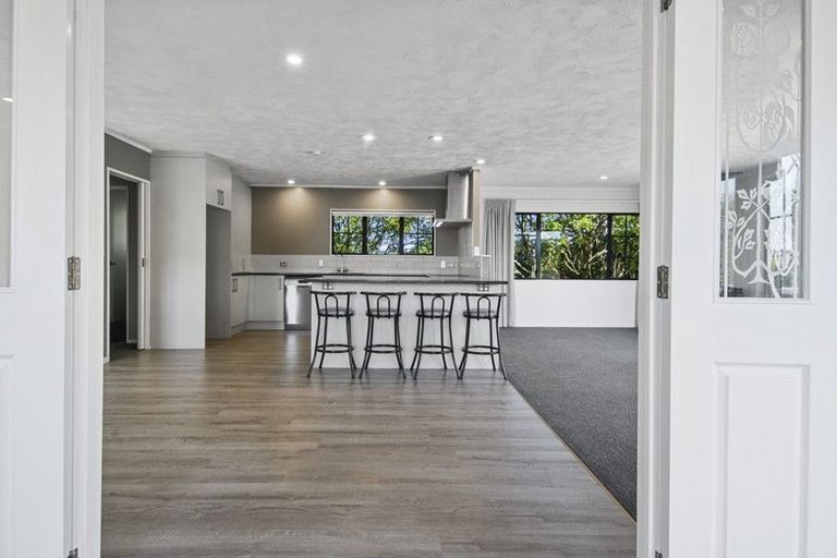 Photo of property in 17 Tokay Place, Huapai, Kumeu, 0810