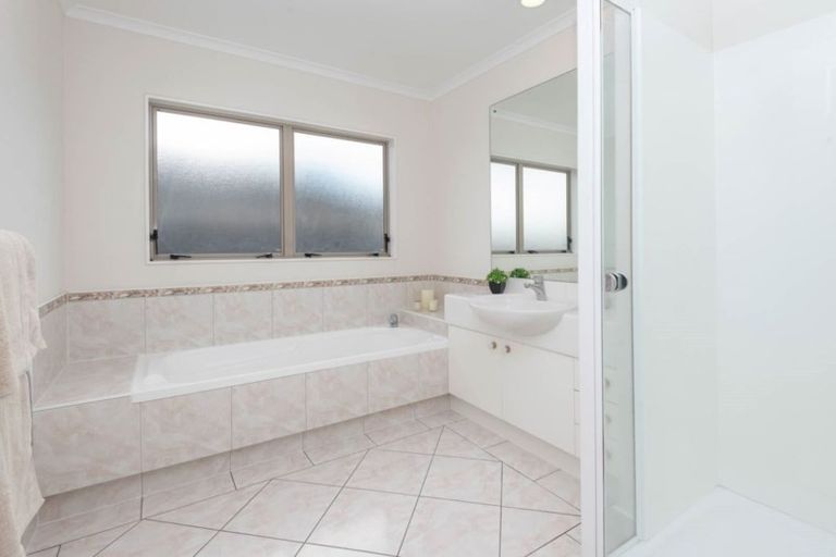 Photo of property in 1 Montecito Place, Golflands, Auckland, 2013