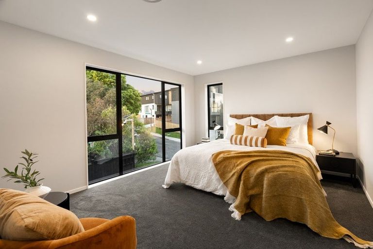 Photo of property in 8a Catalina Crescent, Forrest Hill, Auckland, 0620