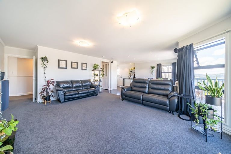 Photo of property in 11 Chastudon Place, Tawa, Wellington, 5028
