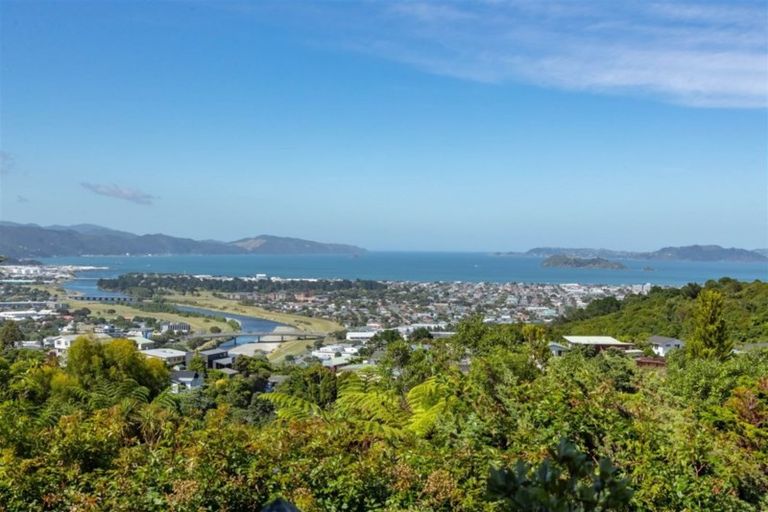 Photo of property in 92 Viewmont Drive, Harbour View, Lower Hutt, 5010