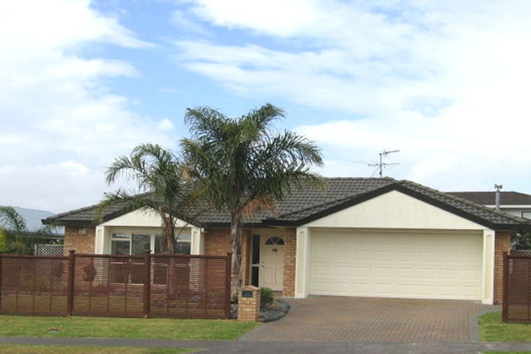 Photo of property in 112 Marina View Drive, West Harbour, Auckland, 0618