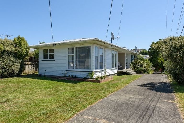 Photo of property in 11a Oswald Crescent, Paparangi, Wellington, 6037