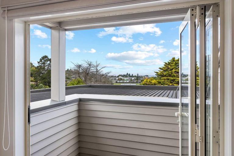Photo of property in 166 Stapleford Crescent, Browns Bay, Auckland, 0630