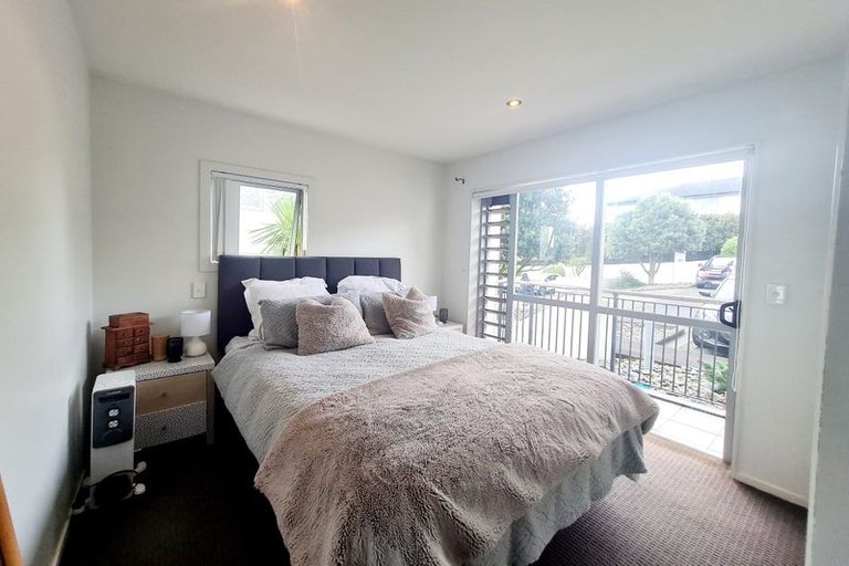 Photo of property in 1e/60 Masons Road, Oteha, Auckland, 0632