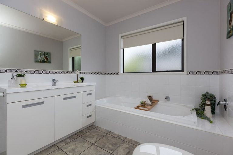 Photo of property in 18 Sams Way, Raumati South, Paraparaumu, 5032