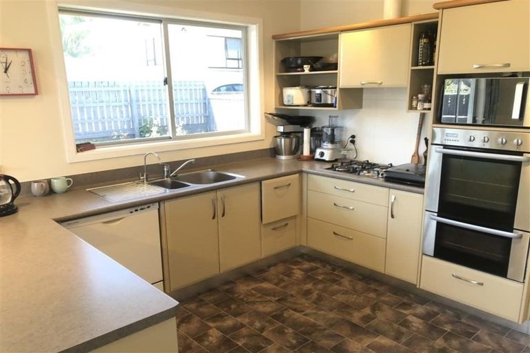 Photo of property in 36 Gilbert Street, New Plymouth, 4310